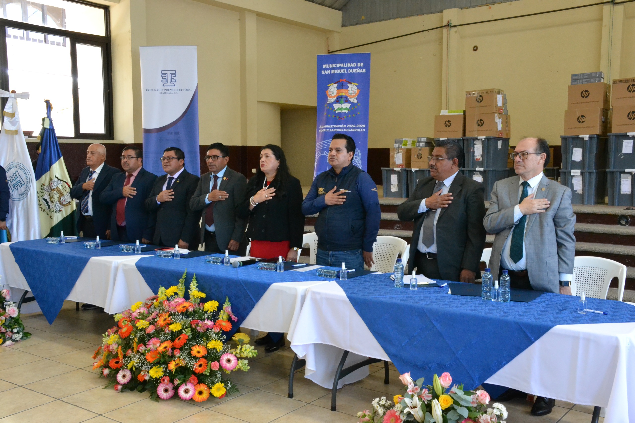 Estudiantes de Sacatepéquez reciben equipo de cómputo y mobiliario electoral entregado por el TSE y la CGC