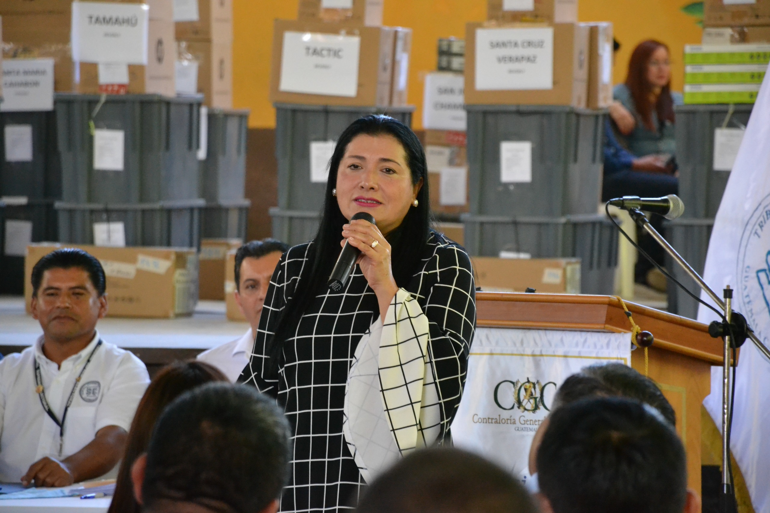 Institutos por cooperativa de Alta Verapaz e Ixcán, Quiché reciben equipo de cómputo y mobiliario electoral